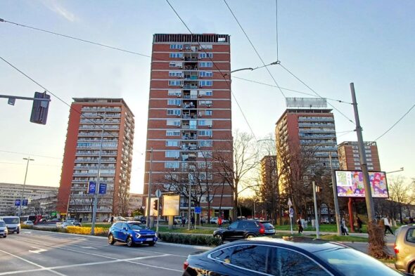 Agencija za izdavanje stanova pokazuje nekretninu zakupcu
