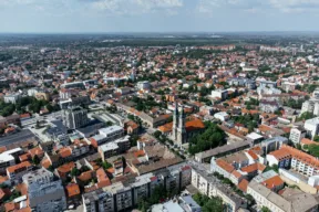 Život u Pančevu i pogled na centar grada sa urbanim ulicama i svakodnevnim sadržajima