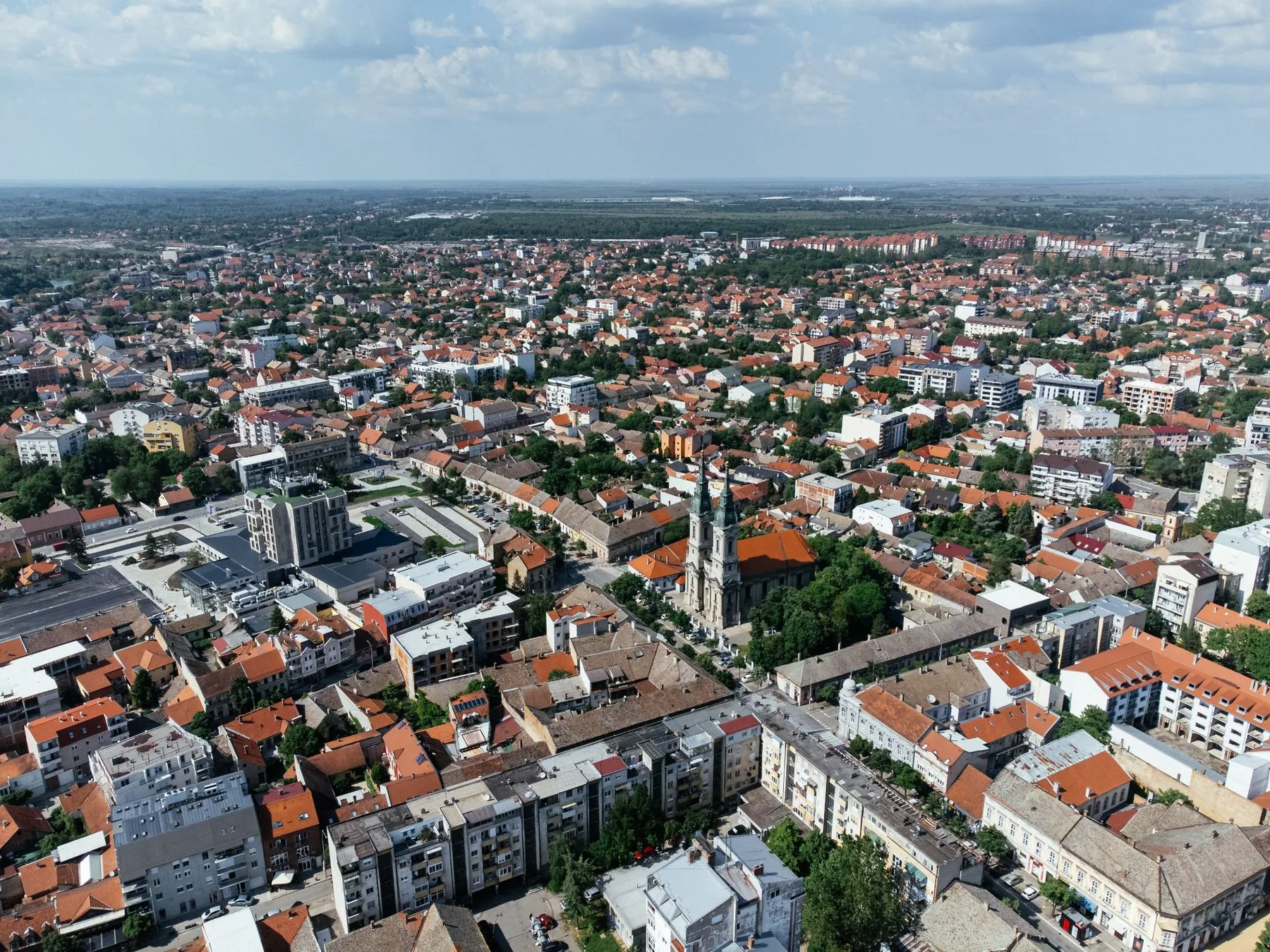 Život u Pančevu i pogled na centar grada sa urbanim ulicama i svakodnevnim sadržajima