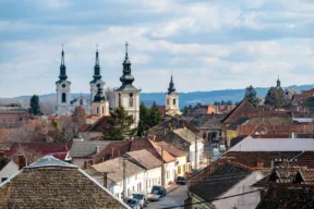 Nekretnine u Sremskim Karlovcima i pogled na istorijsko jezgro grada