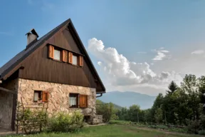 Kuća za letovanje sa dvorištem, terasom i prostorom za odmor tokom leta