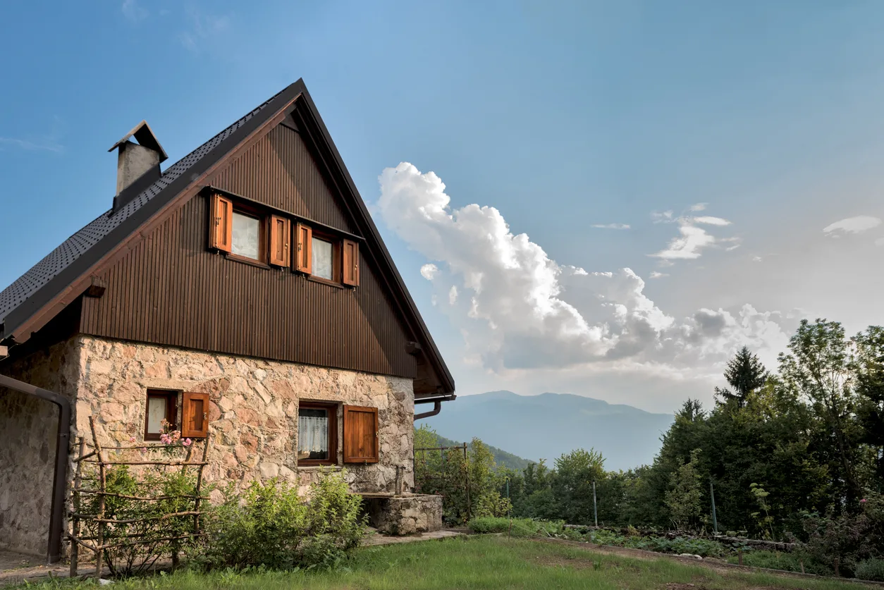 Kuća za letovanje sa dvorištem, terasom i prostorom za odmor tokom leta