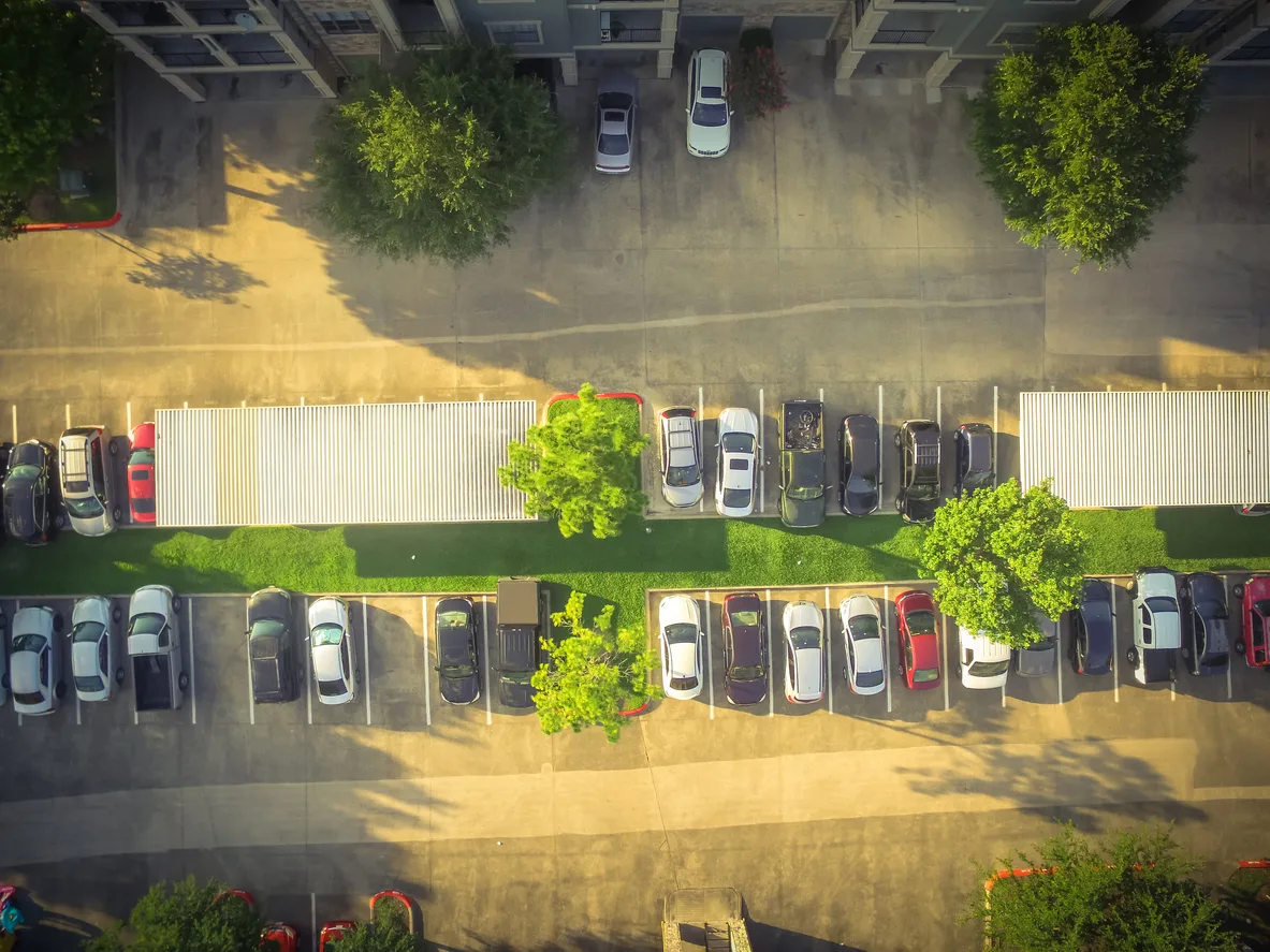Kupac proverava dokumentaciju za stan i parking mesto