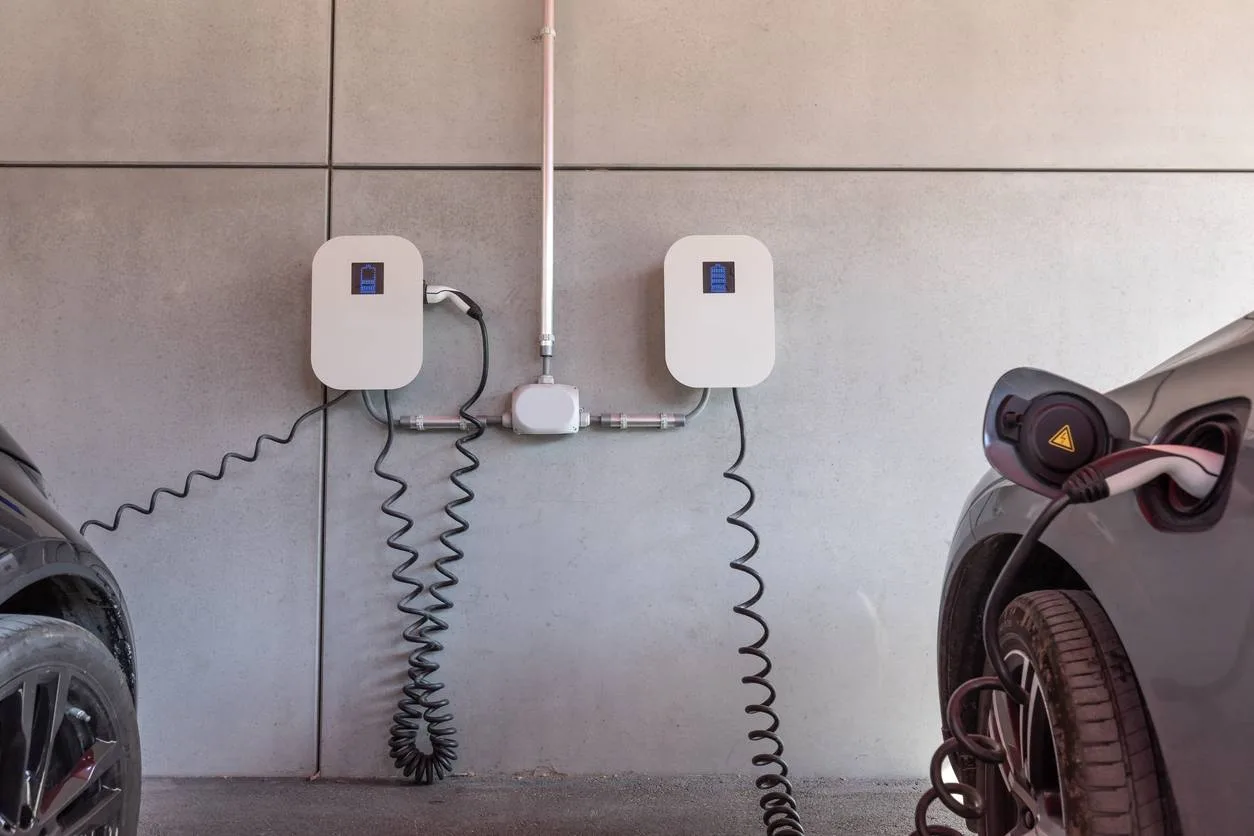 Punjač za električni automobil u zgradi postavljen uz garažno mesto
